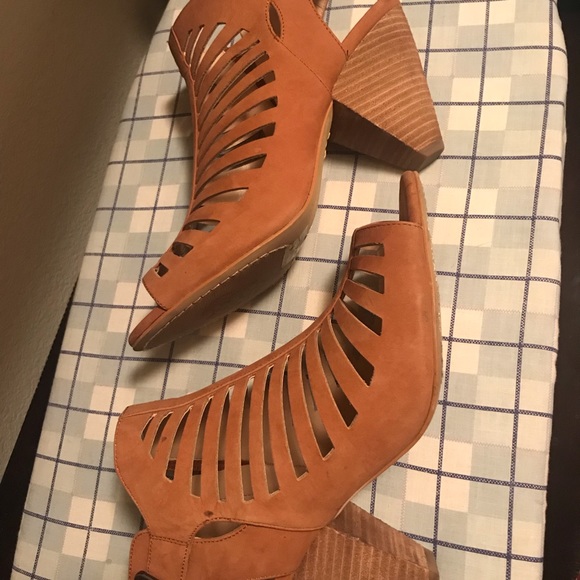 Vince Camuto Eliana Ankle Boot - Picture 4 of 7